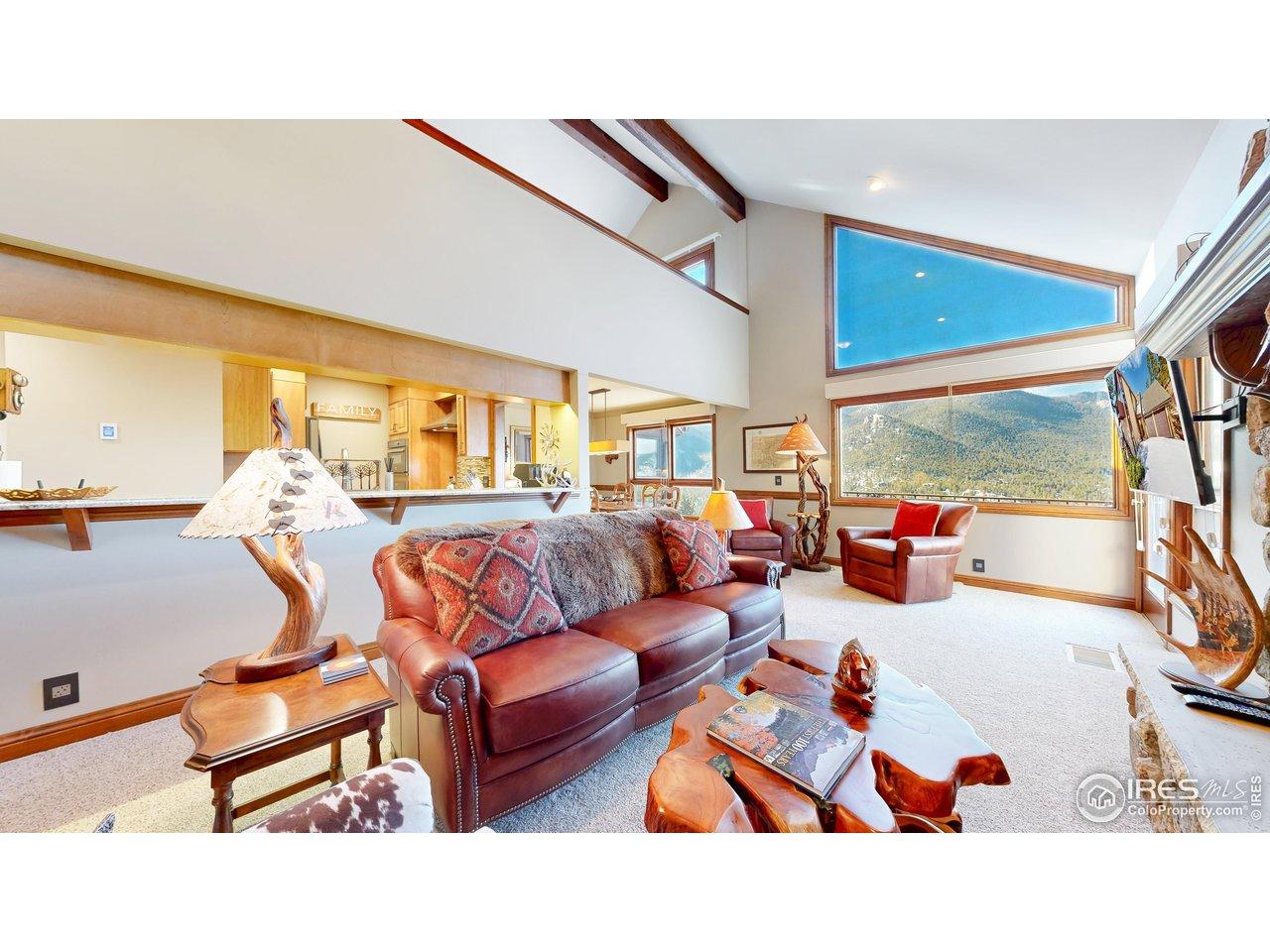 Image 2: Living room with gorgeous views of the mountains.