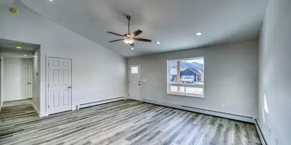 Image 4: Living Room
