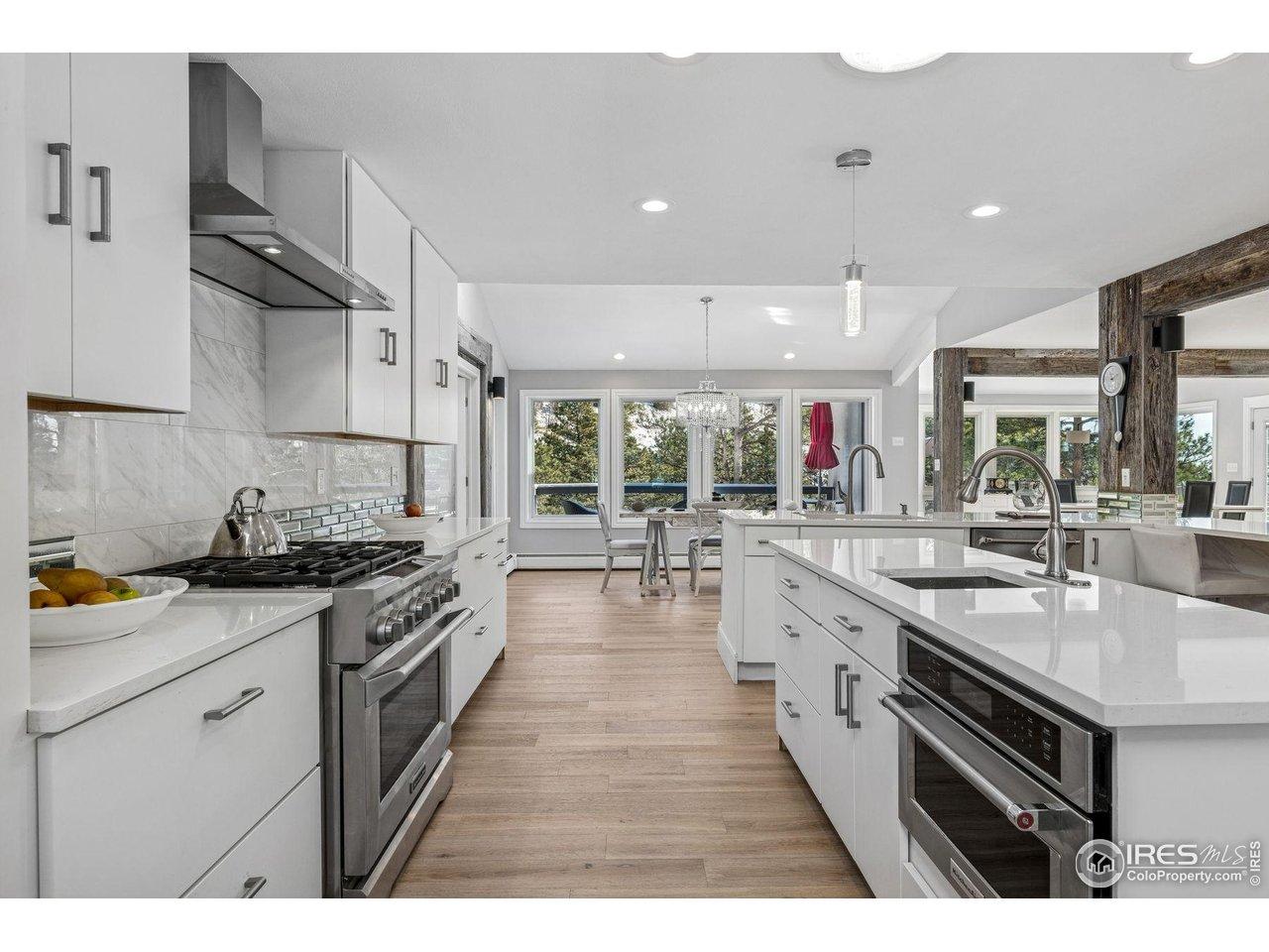 Image 2: Beautiful and fully remodeled kitchen