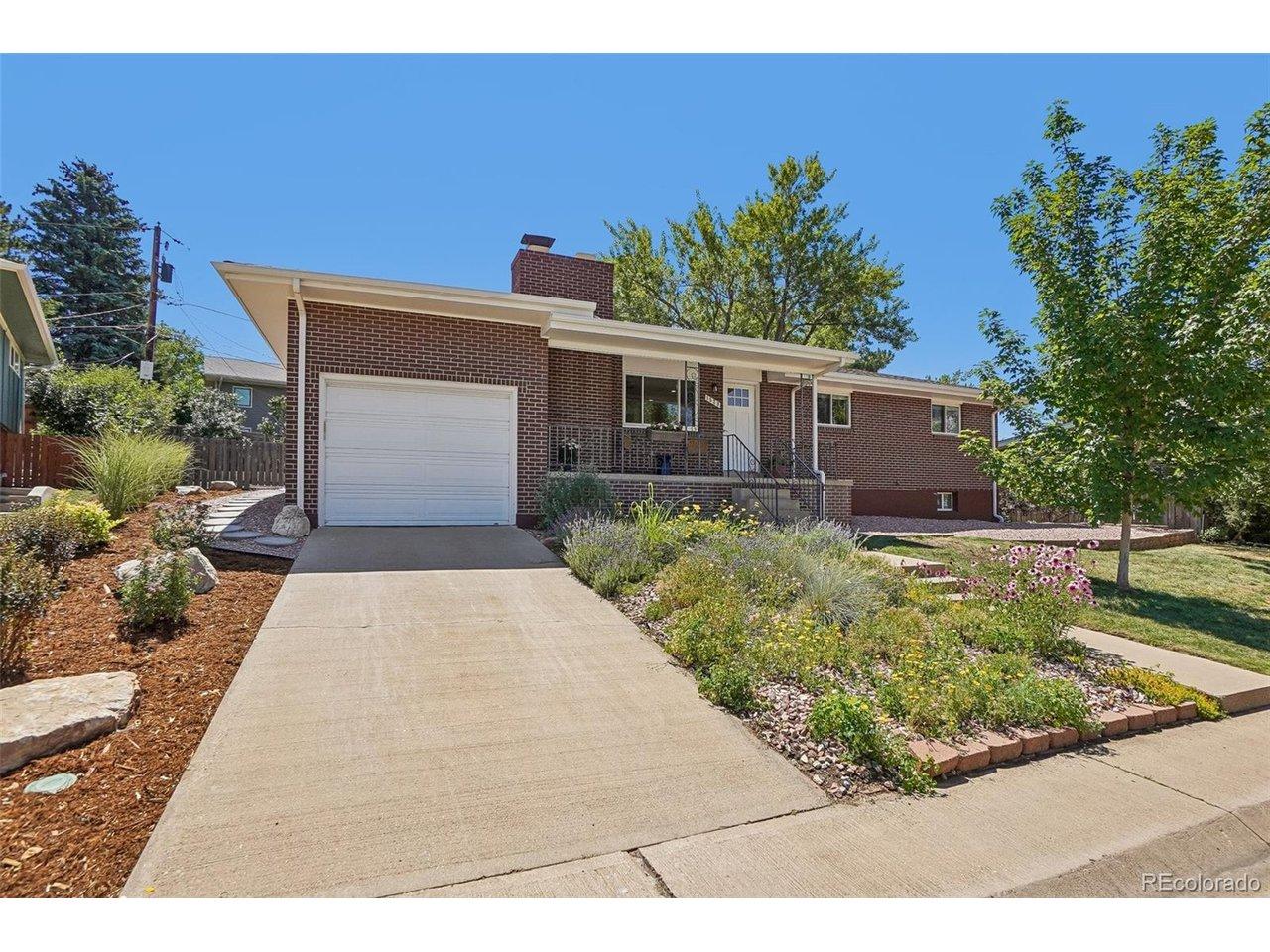Image 4: Oversized Garage, 11 ft Ceilings, Gear Storage Image 4: Oversized Garage, 11 ft Ceilings, Gear Storage