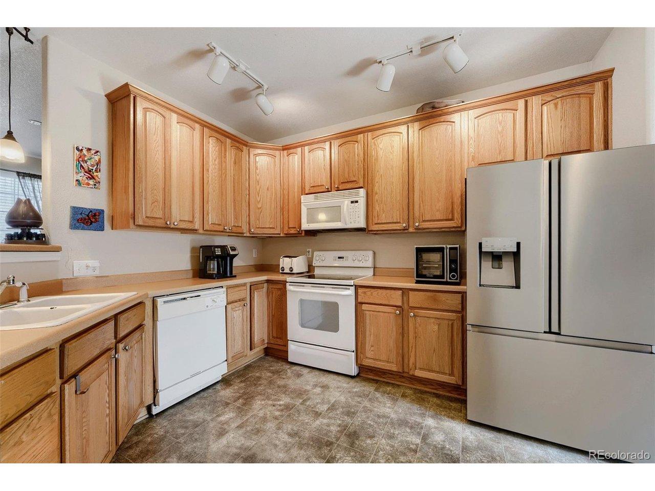 Image 4: Kitchen with newer refrigerator