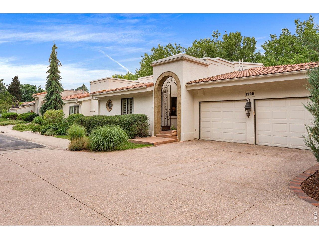 Image 2: Lakefront living on a dream come true location. Image 2: Lakefront living on a dream come true location.