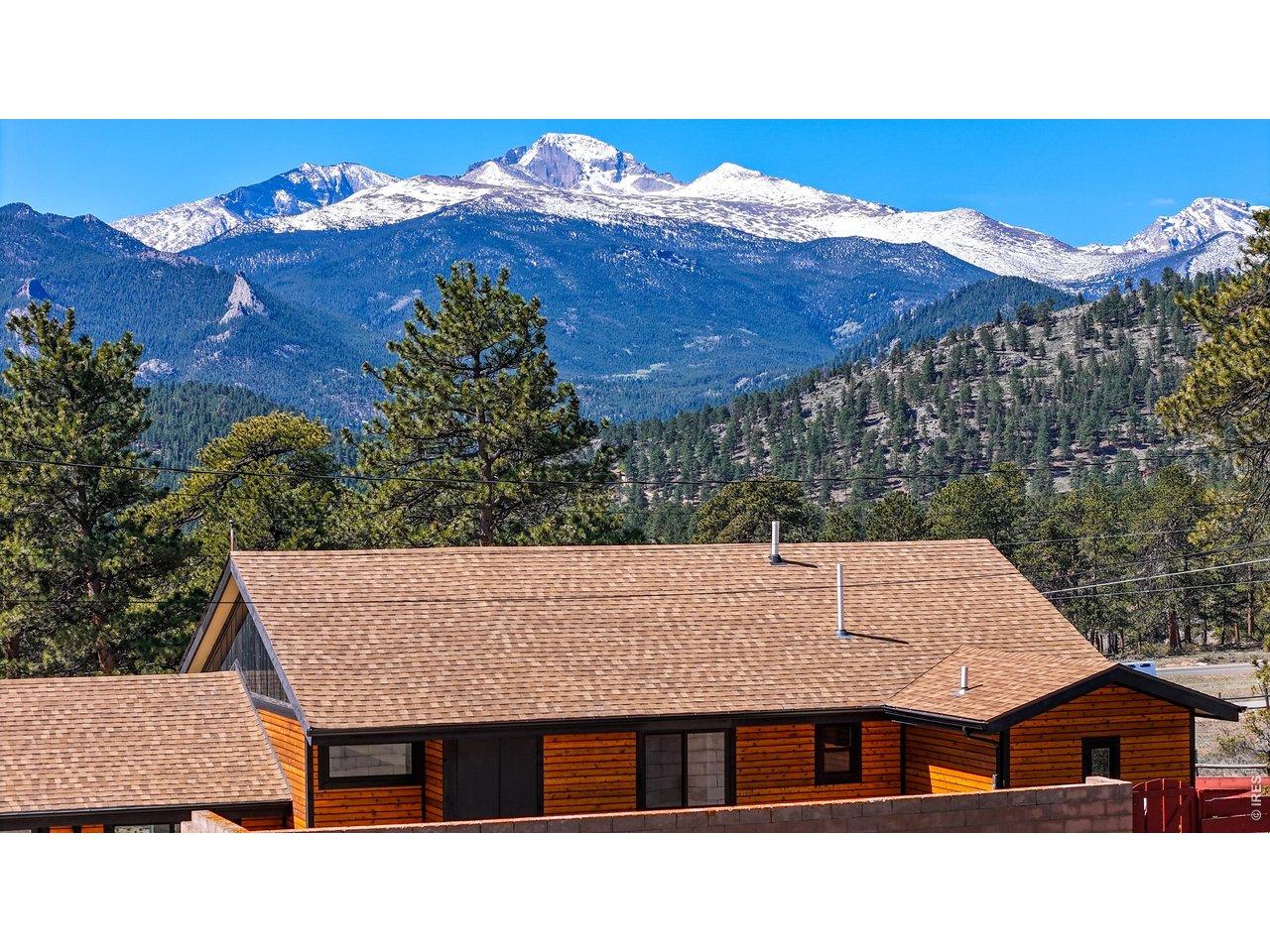 Image 2: Stunning Views of Longs Peak.