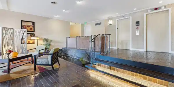 Image 4: Entrance waiting area