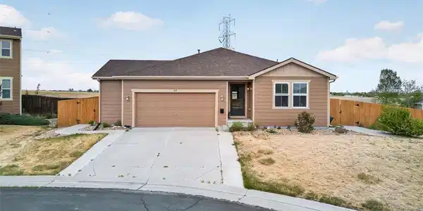 902 Stagecoach Ave
