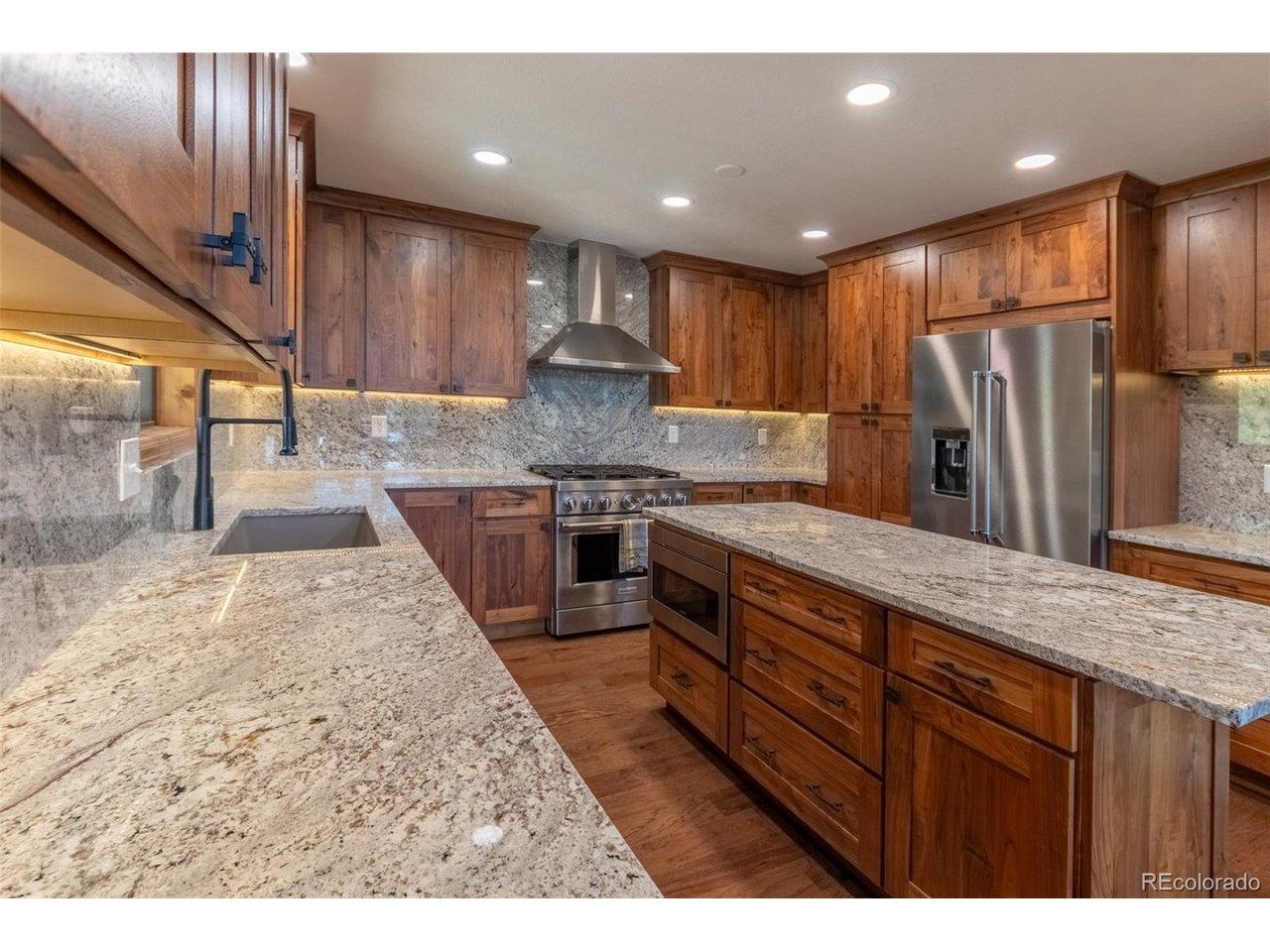 Image 4: Exceptional gourmet kitchen Image 4: Exceptional gourmet kitchen