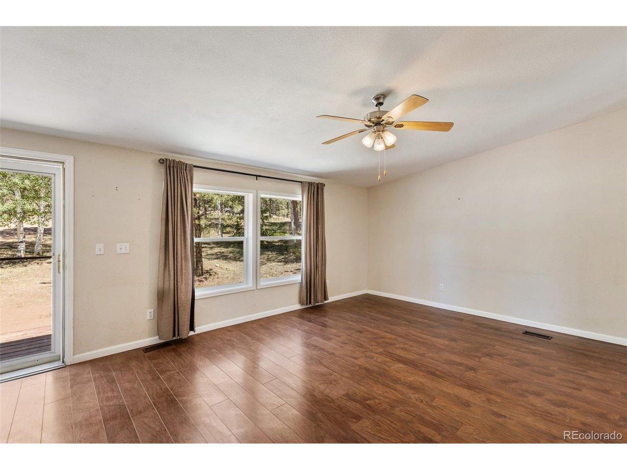Image 4: Entry and Family Room Image 4: Entry and Family Room