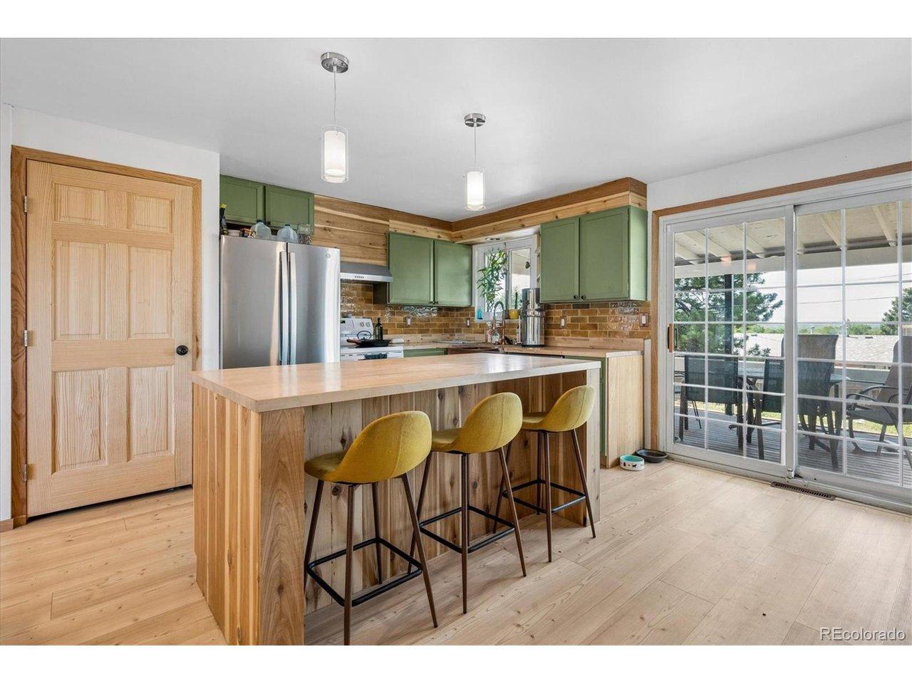 Image 3: Open Floorplan with Eat-in Kitchen