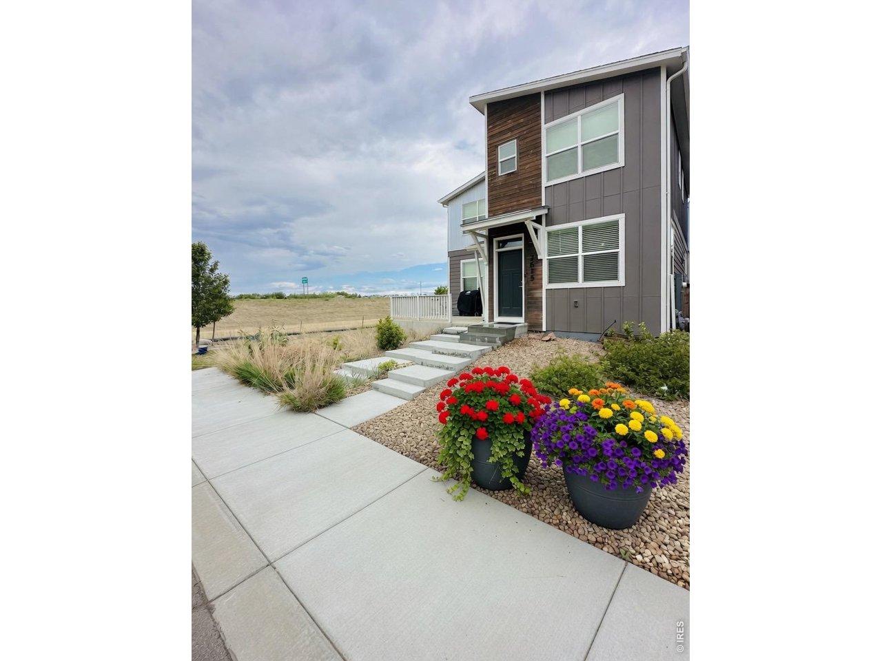 Image 2: Lovely front entry! Image 2: Lovely front entry!