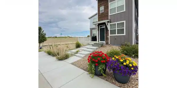 Image 2: Lovely front entry!