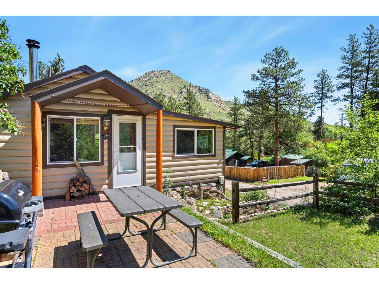 Image 2: Nice patio area to relax or grill
