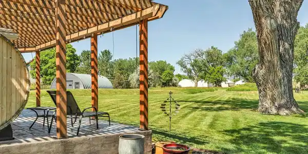 Image 4: Trellis on back patio