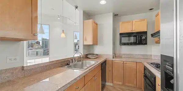 Image 4: Kitchen