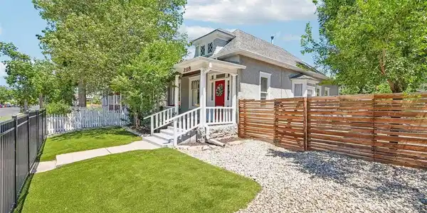 Image 2: Fenced front yard with astro turf Image 2: Fenced front yard with astro turf