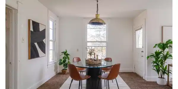 Image 4: Plenty of room to dine