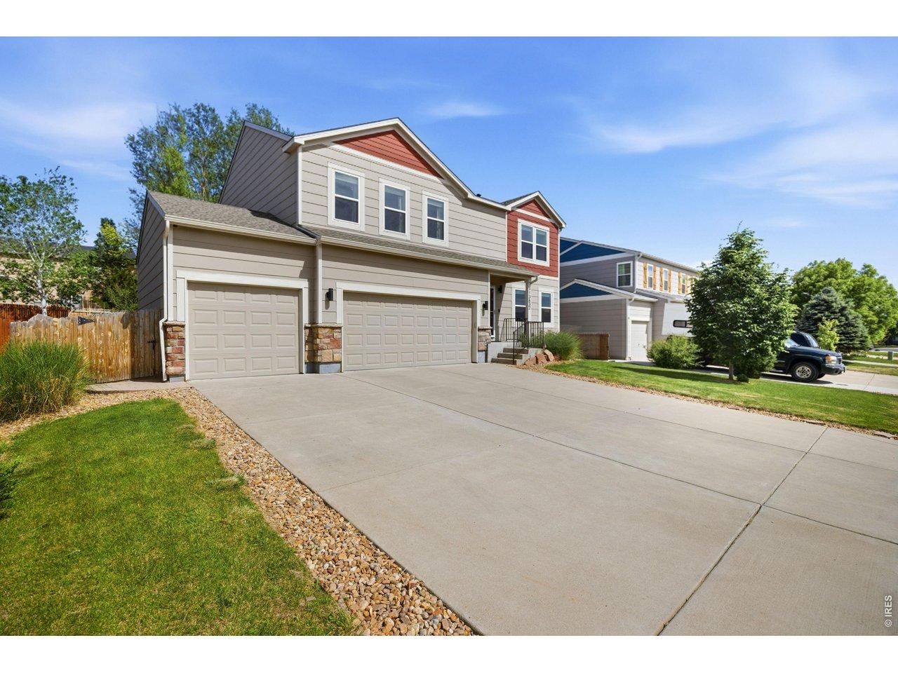Image 2: Big 3 car garage, newer exterior paint and windows Image 2: Big 3 car garage, newer exterior paint and windows
