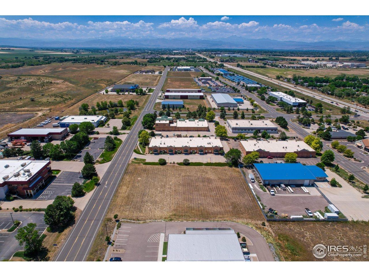 Image 3: Great location right off of Highway 119