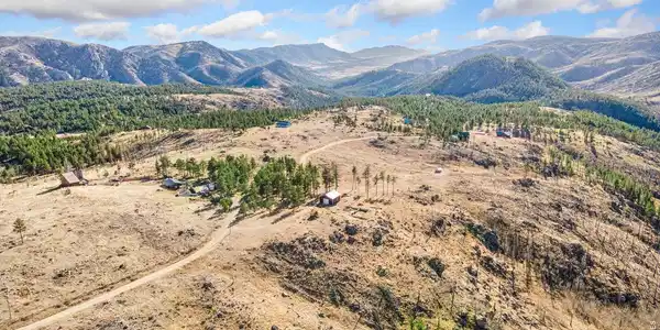 Image 2: Sweeping views of Redstone Canyon!