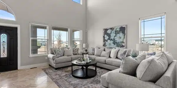 Image 4: Spacious living room with high ceilings