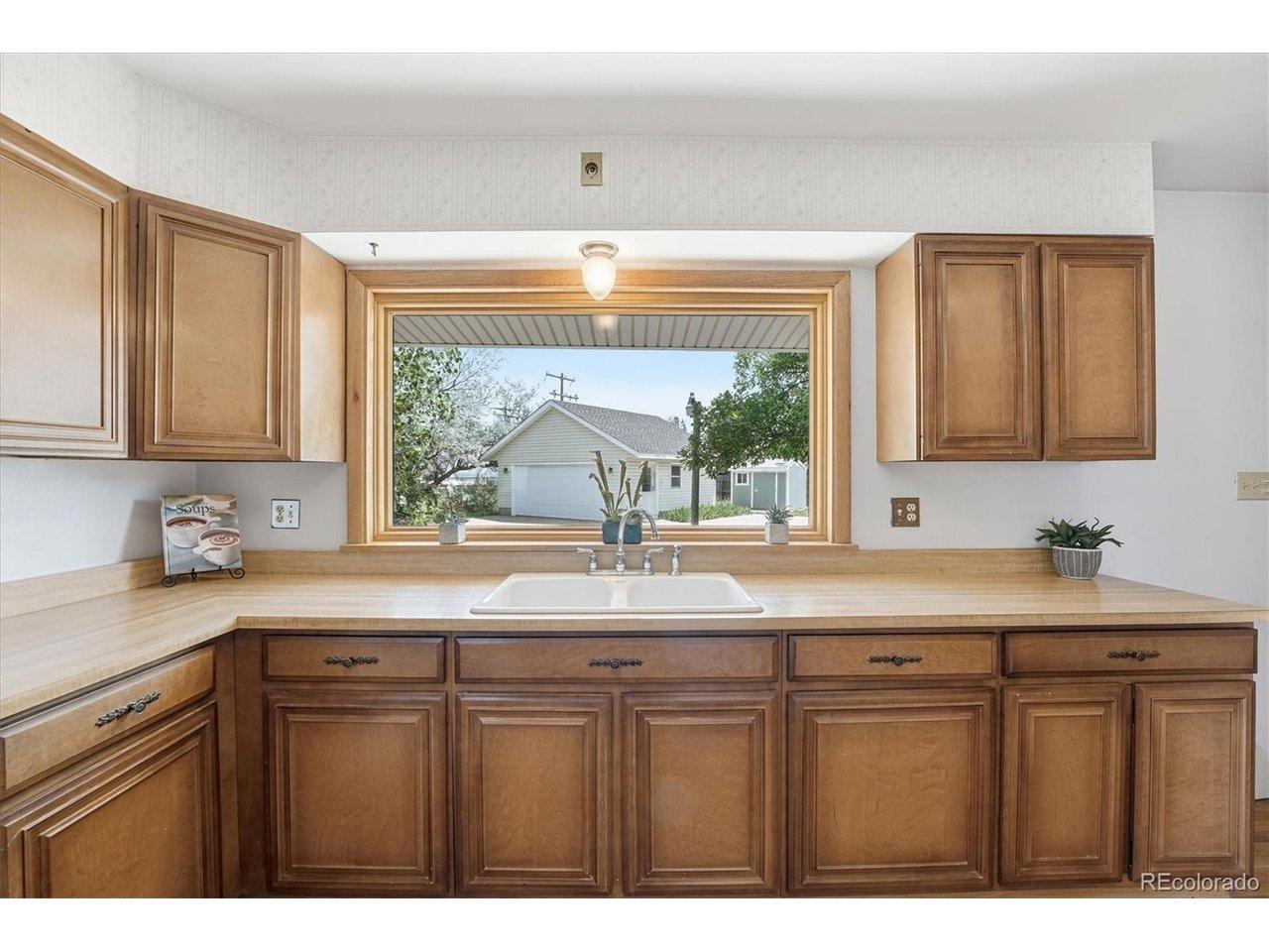 Image 4: Large kitchen with tons of counter space and storage Image 4: Large kitchen with tons of counter space and storage