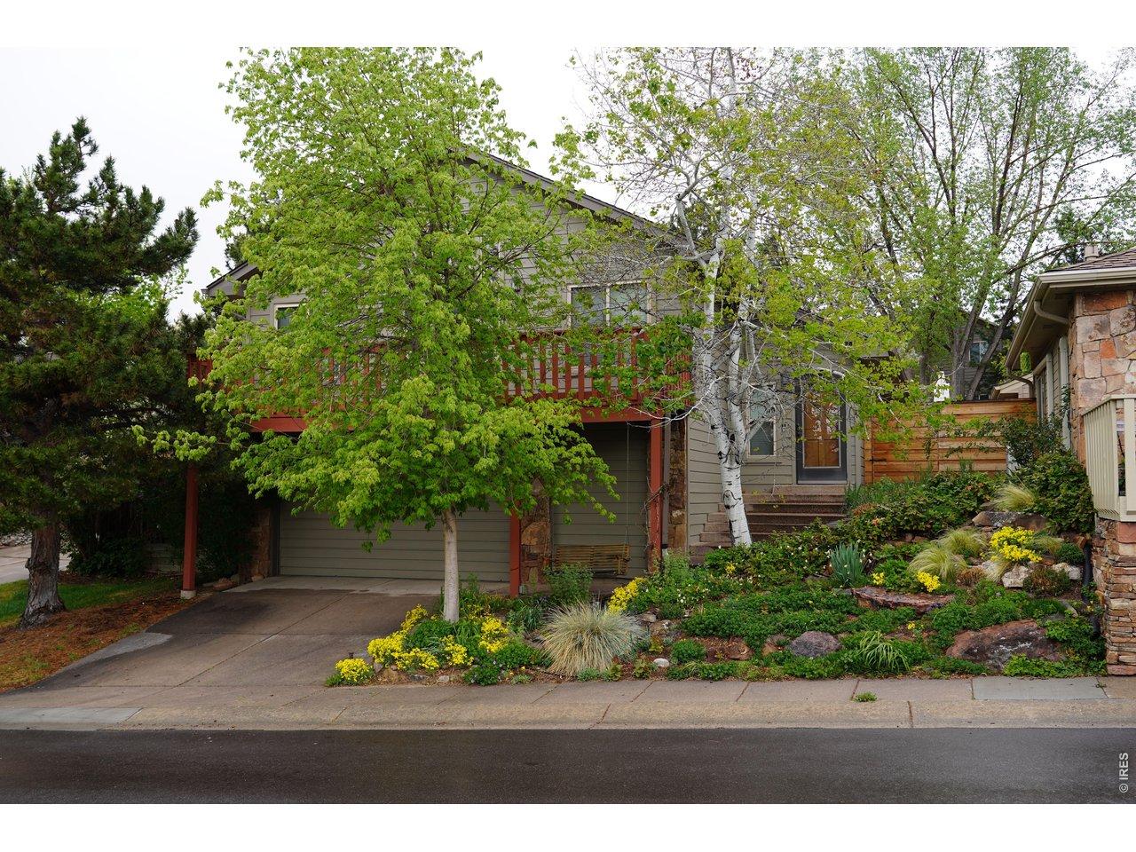 Image 2: Front yard and fountain Image 2: Front yard and fountain