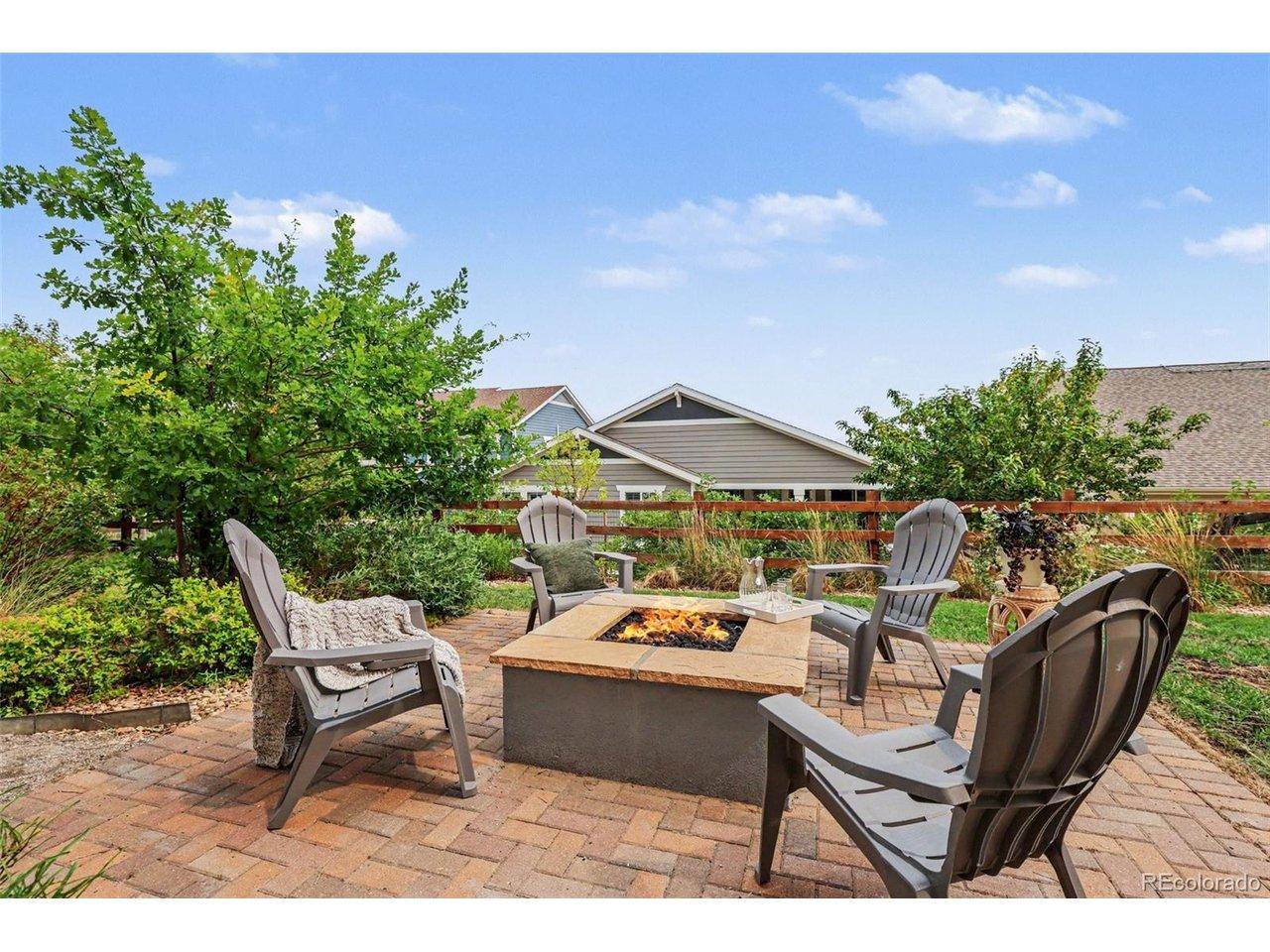 Image 2: Built in fire pit ready for entertaining Image 2: Built in fire pit ready for entertaining