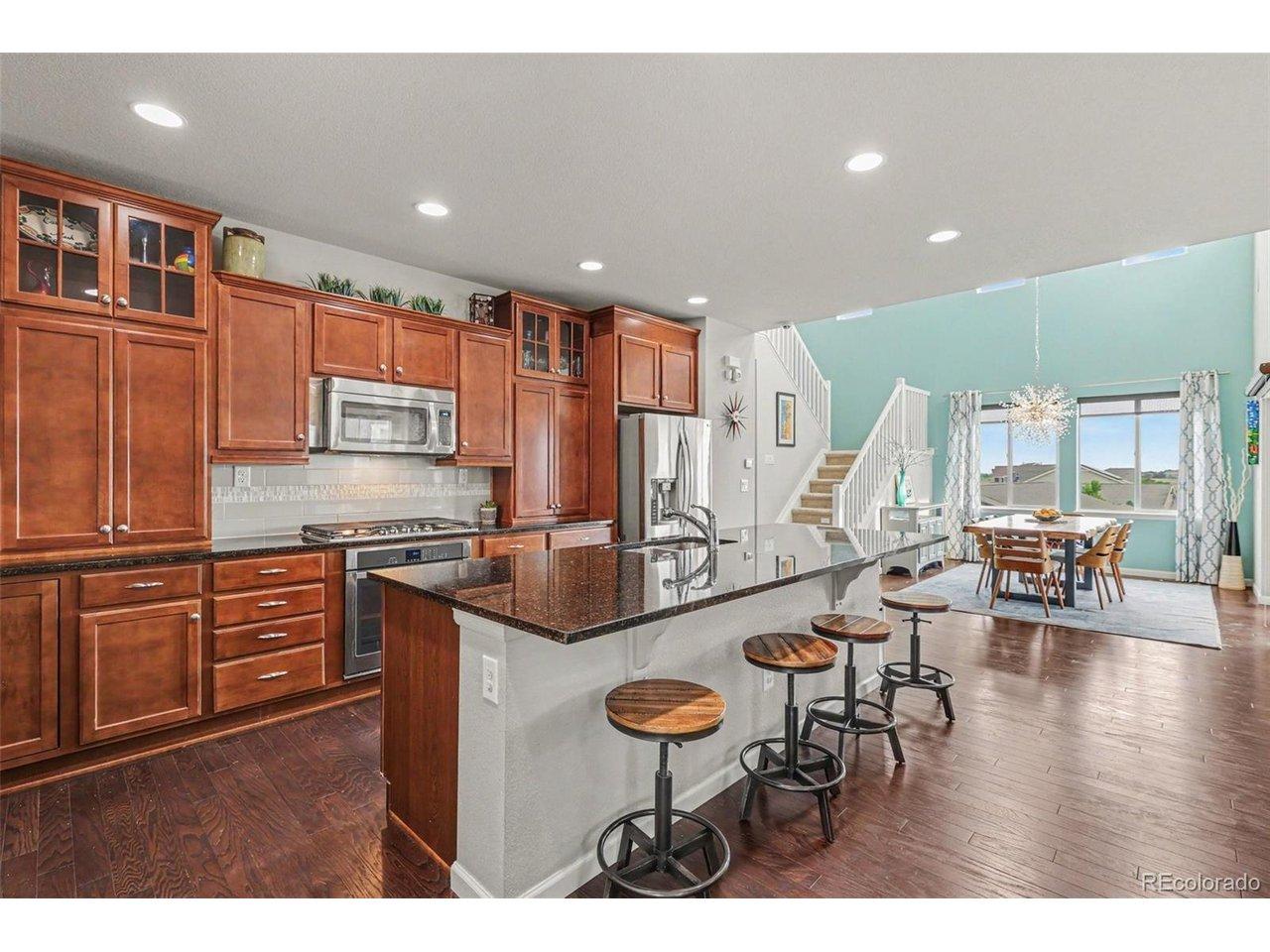 Image 4: Rich wood cabinets and granite counters Image 4: Rich wood cabinets and granite counters