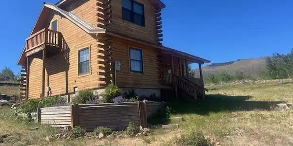 Image 2: Clean and appealing cabin in a grassy meadow Image 2: Clean and appealing cabin in a grassy meadow
