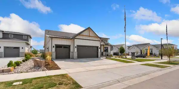 Image 3: Oversized 3-Car Garage