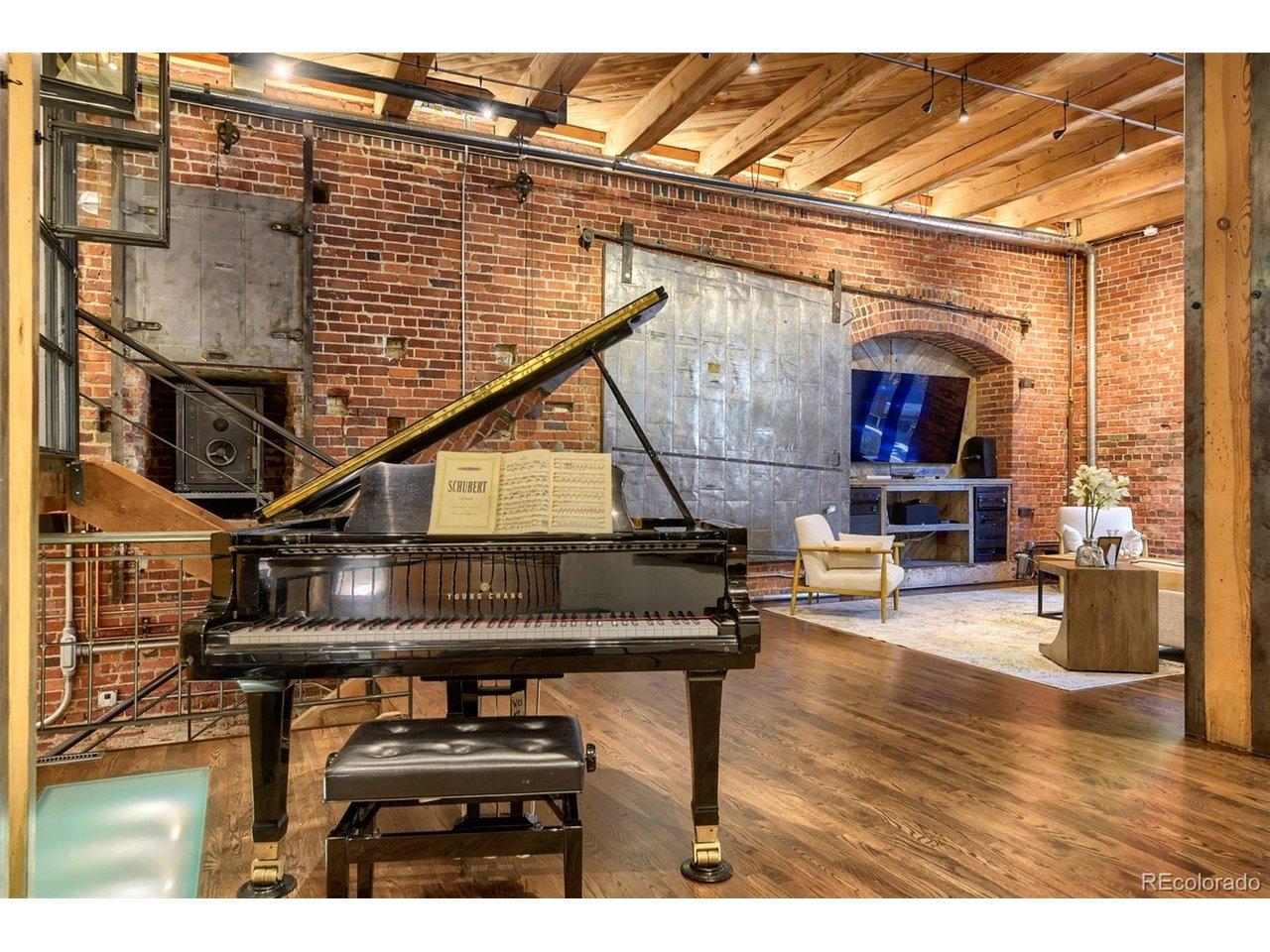 Image 4: Versatile area ideal for a grand piano, art studio, or home office. Image 4: Versatile area ideal for a grand piano, art studio, or home office.