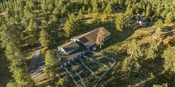 Image 4: Tucked away among some of the most usable property you can find in the foothills.