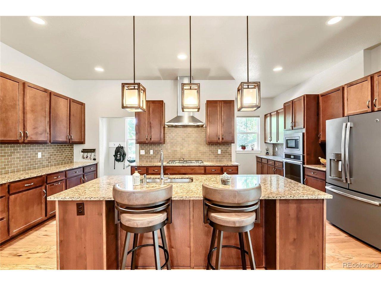 Image 2: Gourmet kitchen with birch cabinets and granite counters