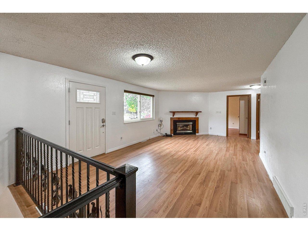 Image 4: Living room with gas fireplace Image 4: Living room with gas fireplace
