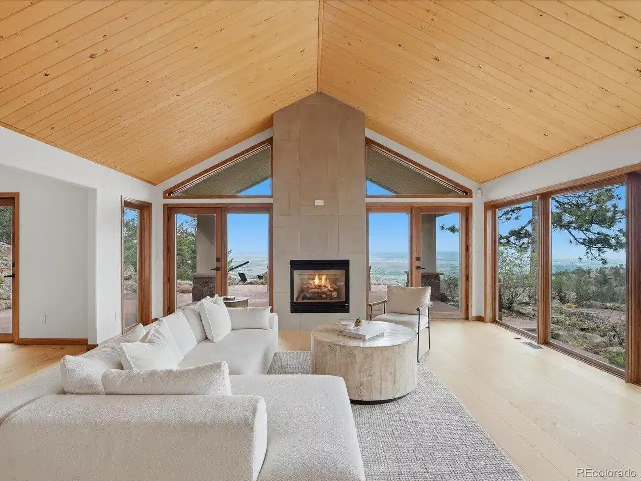 Image 1: Vaulted ceilings and panoramic mountain views Image 1: Vaulted ceilings and panoramic mountain views
