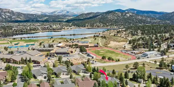 Image 3: Great location, close to town, Rec Center, trails for your bike