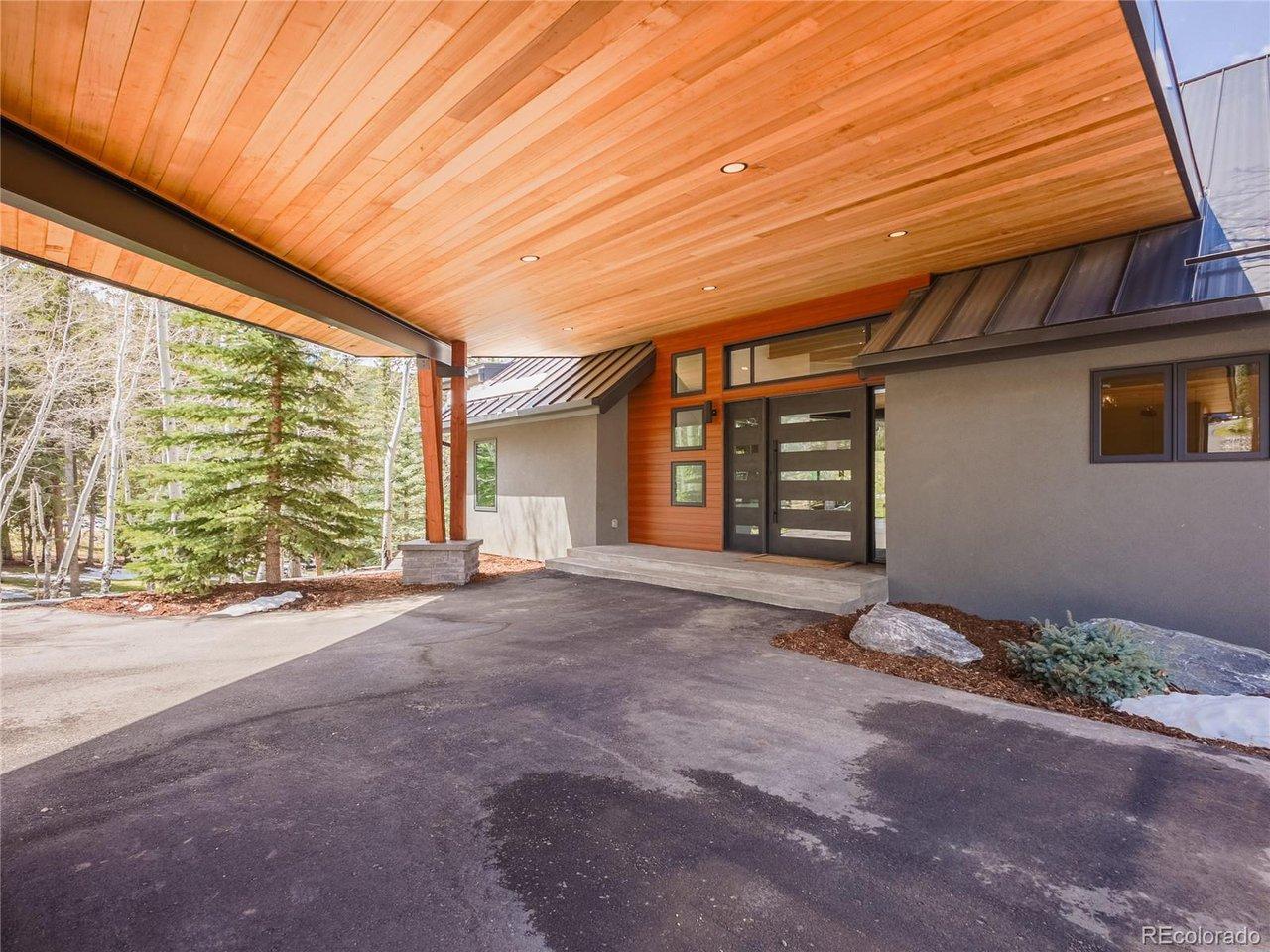 Image 3: With Porte-Cochere entry