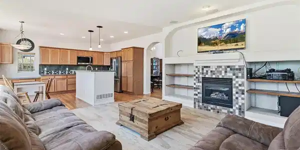 Image 2: Open floor plan great for entertaining Image 2: Open floor plan great for entertaining