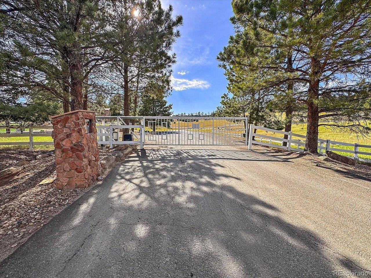 Image 4: Private gated entrance. Image 4: Private gated entrance.