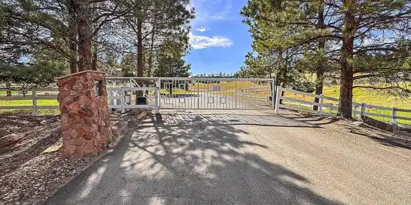Image 4: Private gated entrance. Image 4: Private gated entrance.