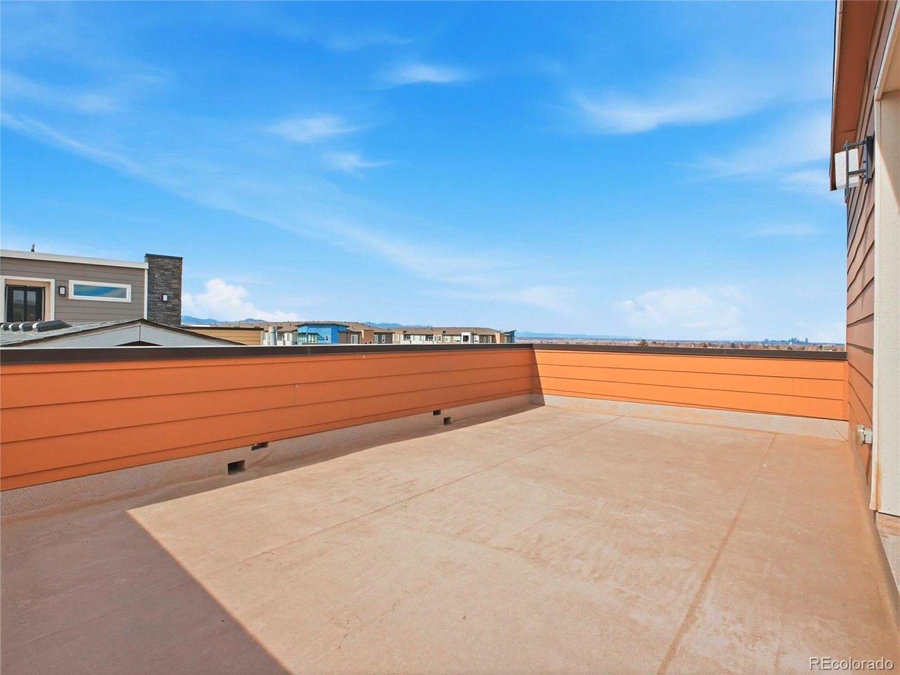 Image 4: Spacious rooftop terrace with gas pipe for grill or firepit! Image 4: Spacious rooftop terrace with gas pipe for grill or firepit!