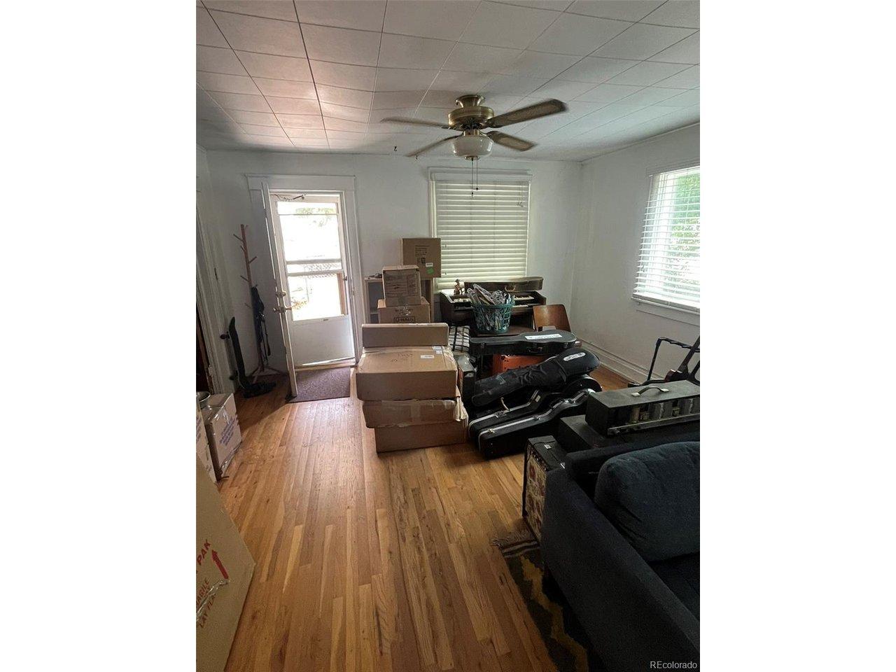 Image 4: Entry and living room Image 4: Entry and living room