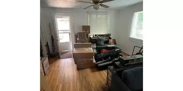 Image 4: Entry and living room Image 4: Entry and living room