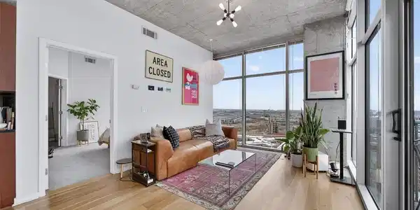 Image 4: Blinds from floor to ceiling offer light control and privacy if desired. Image 4: Blinds from floor to ceiling offer light control and privacy if desired.