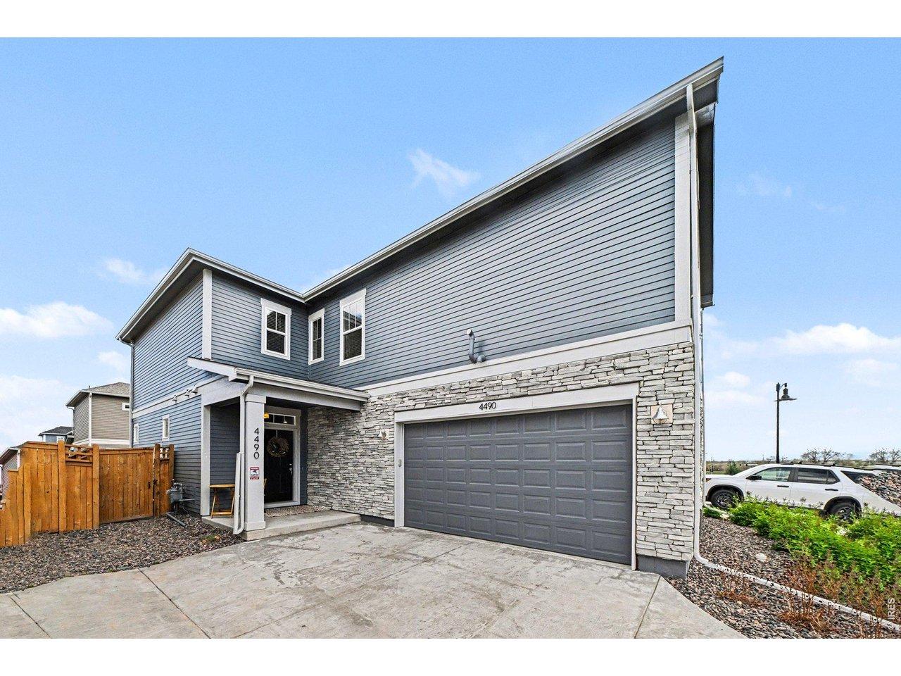Image 4: Oversized 2 Car Garage! Image 4: Oversized 2 Car Garage!