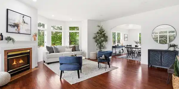 Image 2: Entry living room with gas fireplace Image 2: Entry living room with gas fireplace