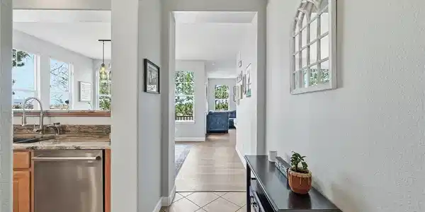 Image 4: Entry way Image 4: Entry way