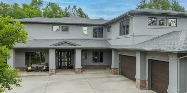Image 2: Beautiful Front of home Image 2: Beautiful Front of home