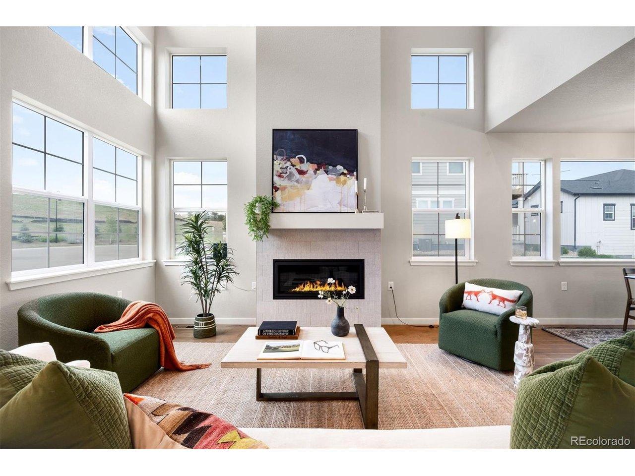Image 2: high ceilings & gas fireplace Image 2: high ceilings & gas fireplace