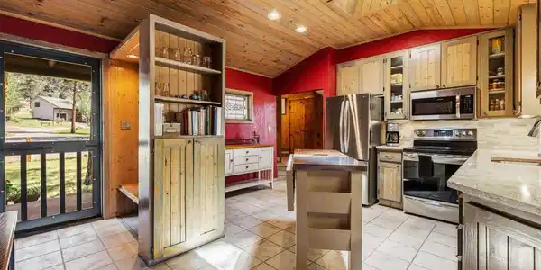 Image 4: Smart renovations have been made to the kitchen Image 4: Smart renovations have been made to the kitchen