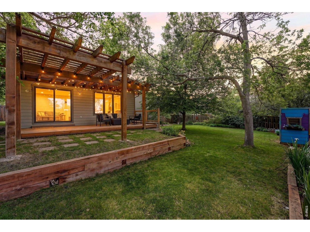 Image 3: Gorgeous spacious backyard Image 3: Gorgeous spacious backyard